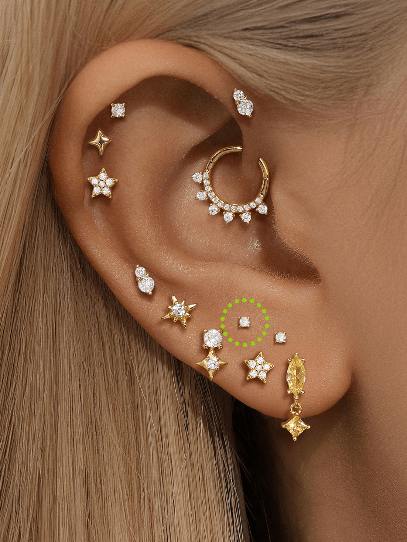 Isabela – Gold earrings with a delicate and fluid shape.