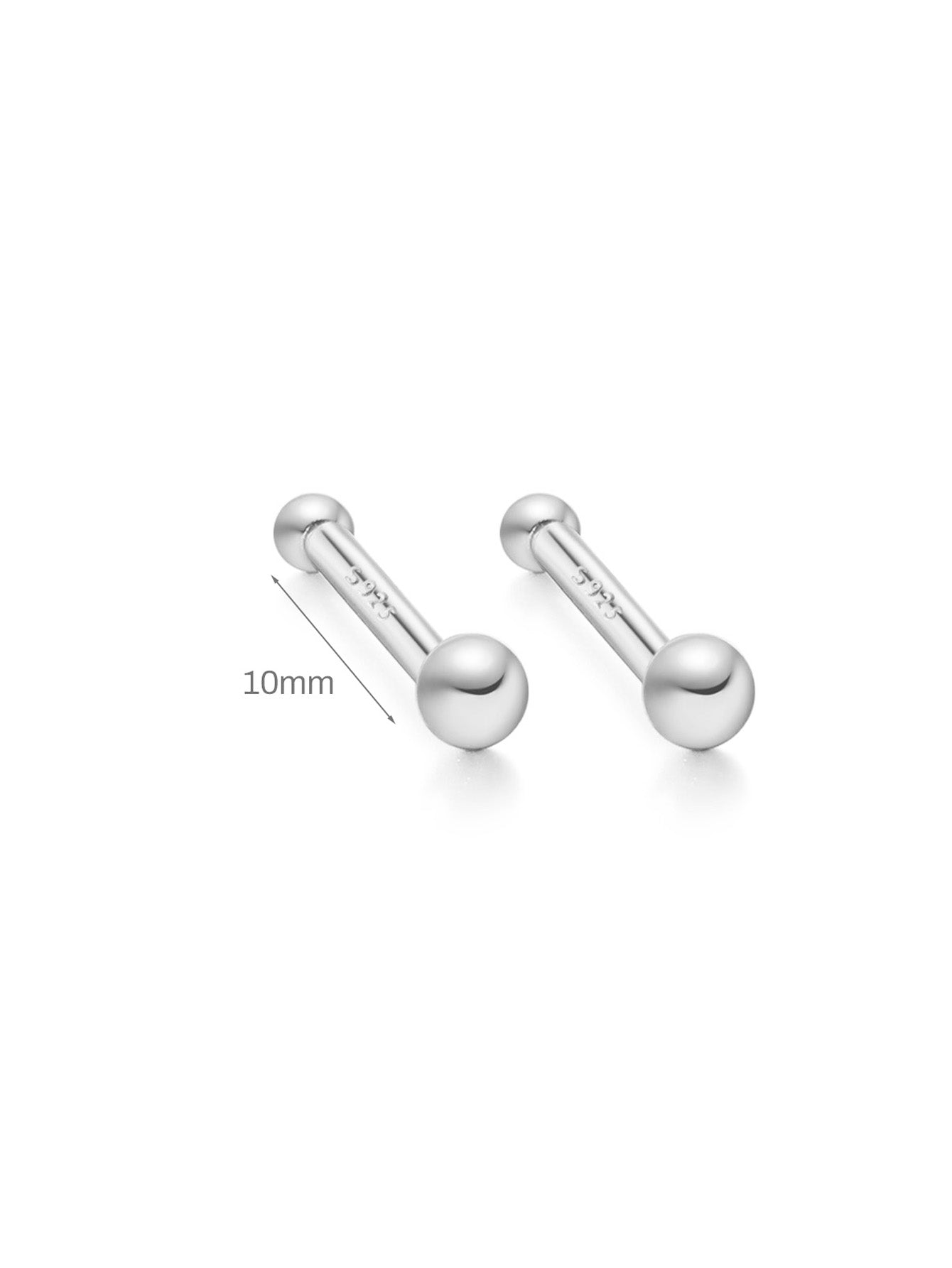 Isabela – Gold earrings with a delicate and fluid shape.
