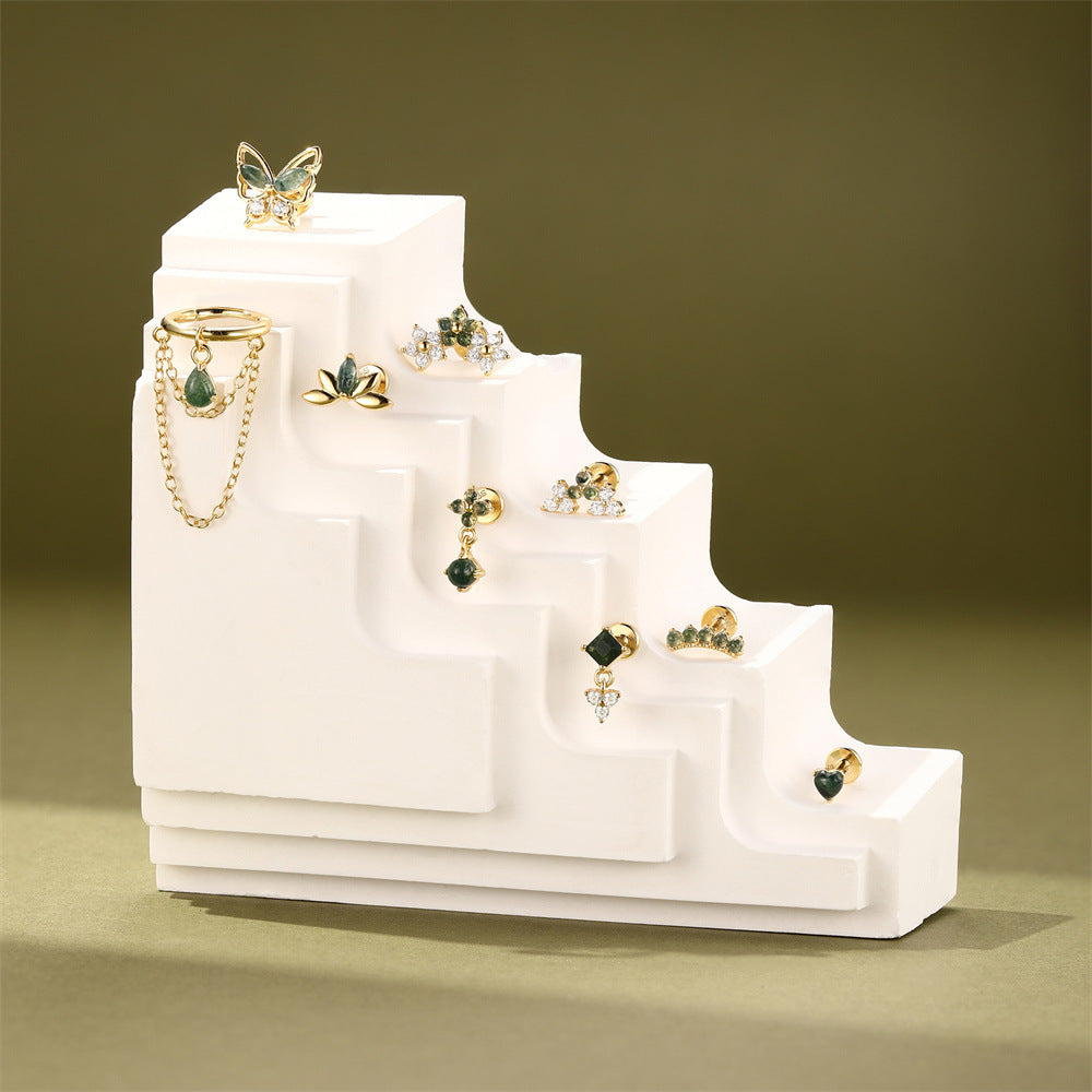 Annika – Gold earrings with a clean and modern shape.