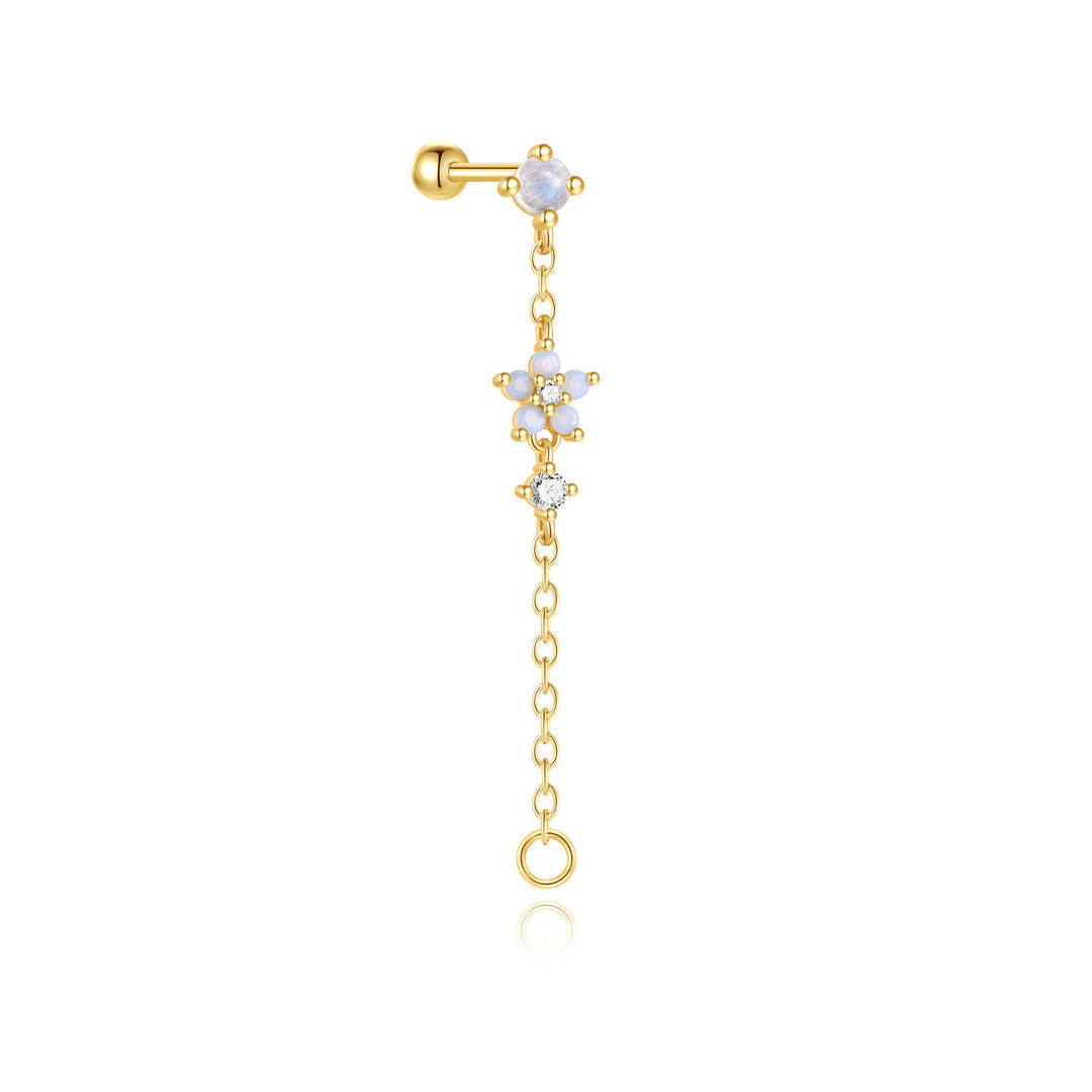 Johana – Gold earrings with a delicate silhouette.