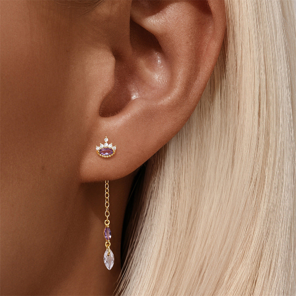 Johana – Gold earrings with a delicate silhouette.