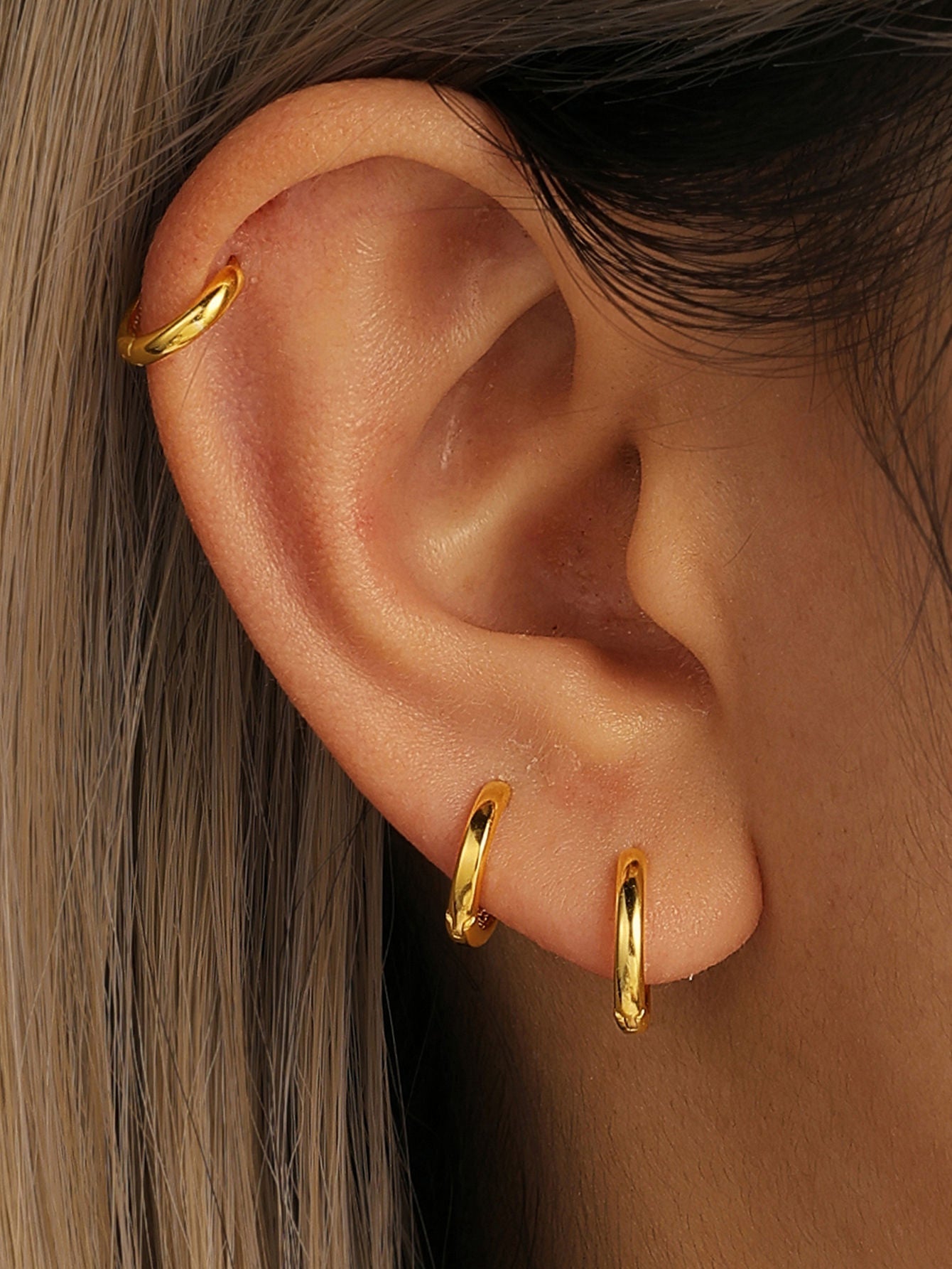 Emilie – Delicate gold earrings with a soft shine.