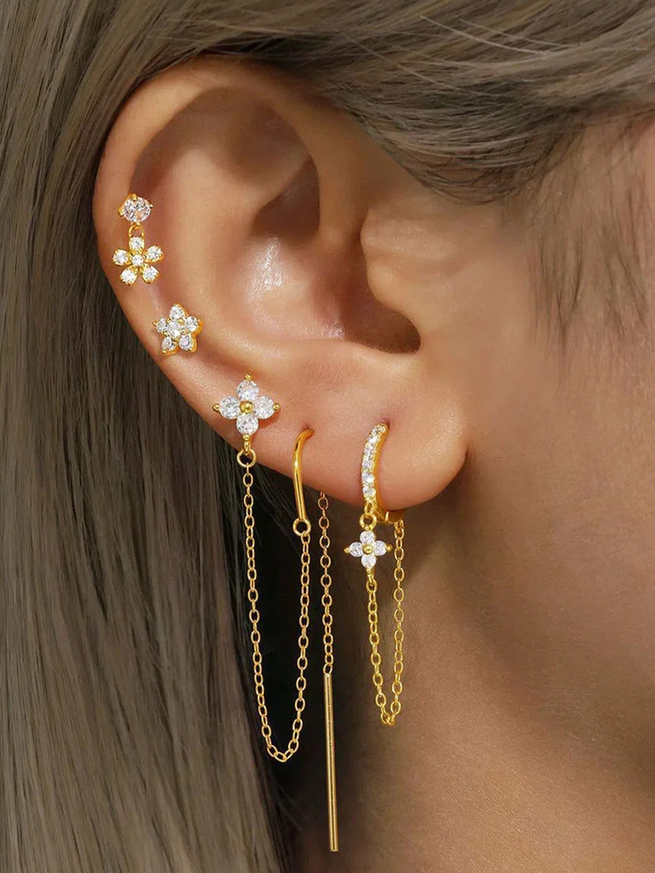 Magdaléna – Gold earrings with a minimalist design.