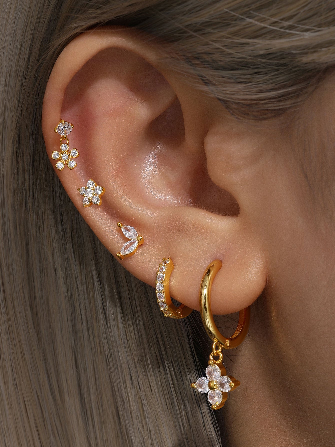 Nora – Delicate gold earrings with a clear shape.