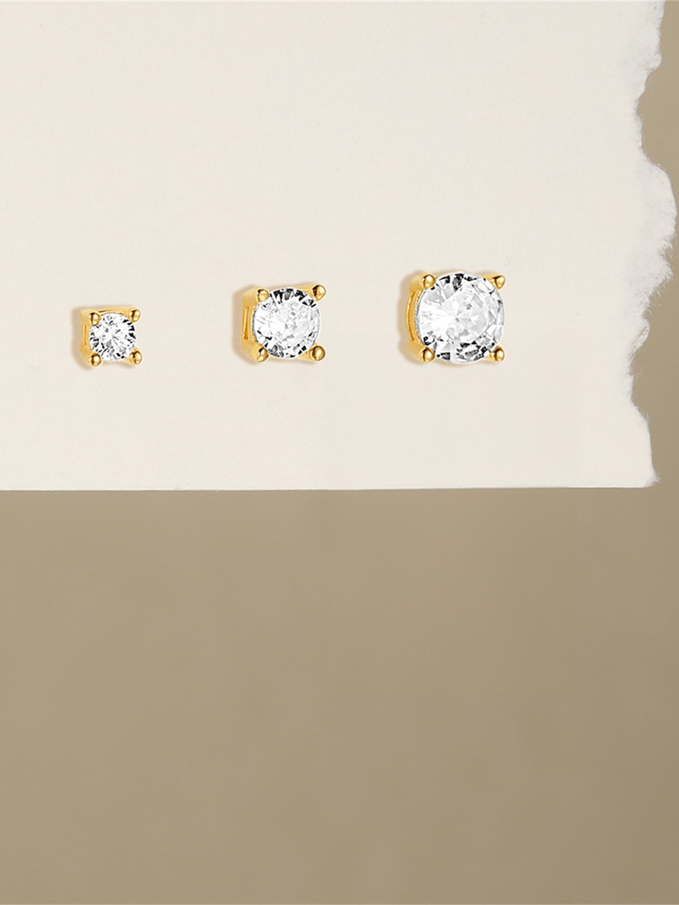Evelína – Delicate gold earrings with elegant curves.