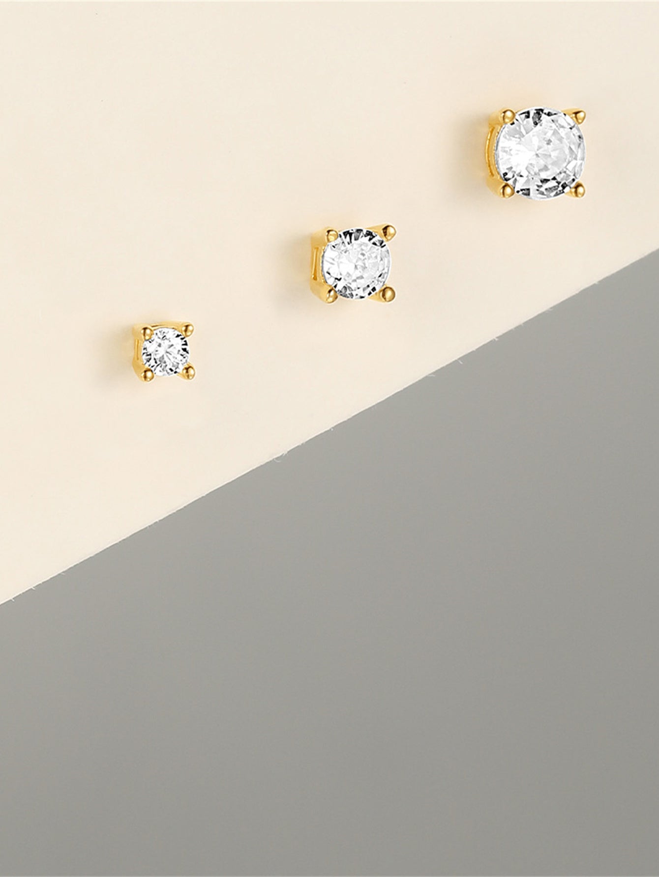 Evelína – Delicate gold earrings with elegant curves.