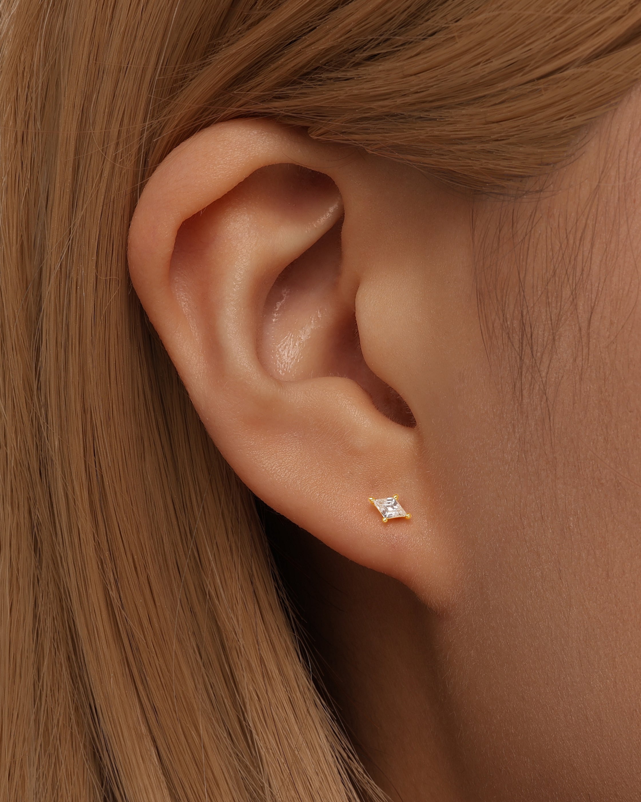 Veronika – Delicate gold earrings with glitter.