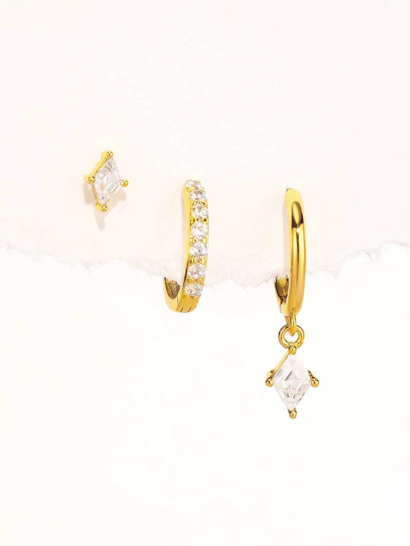 Veronika – Delicate gold earrings with glitter.