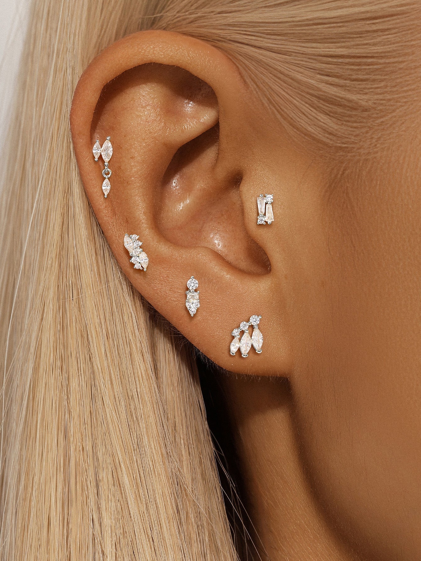 Golden earrings with a delicate curvature