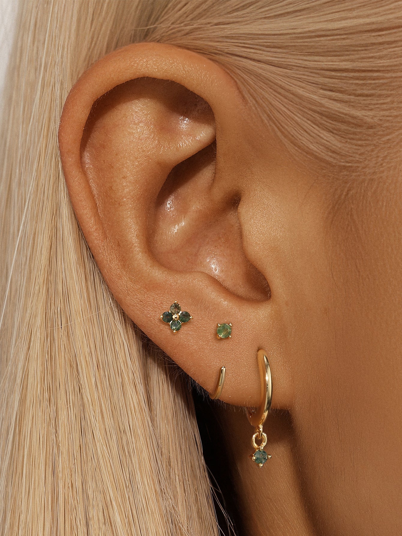 Mona – Gold earrings with a fluid design.