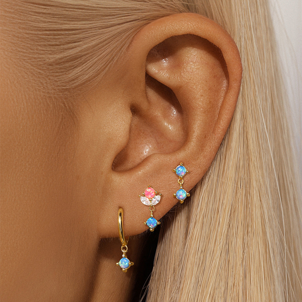 Lena – Delicate gold earrings with shine.