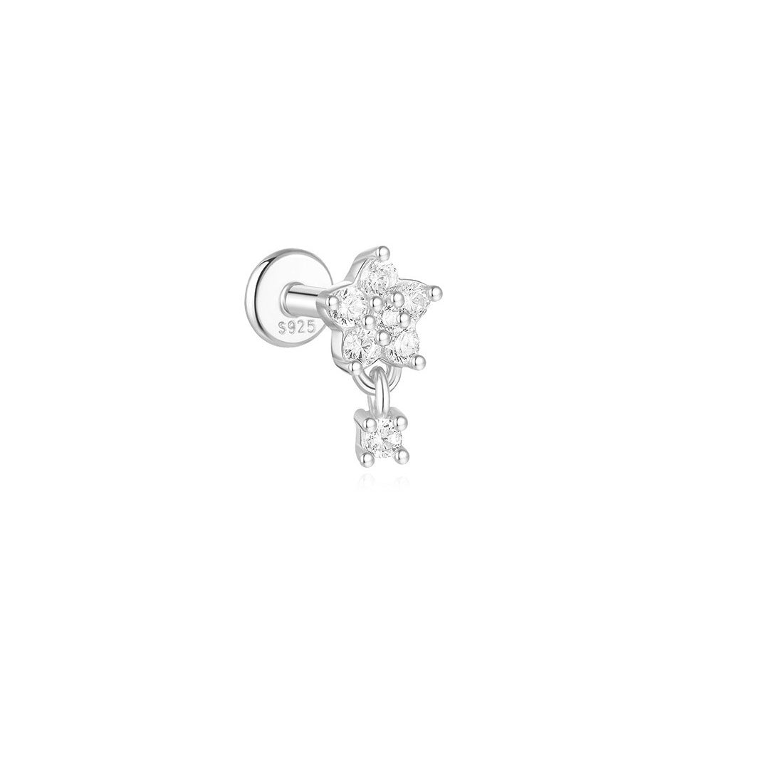 Lina – golden earrings with a filigree curvature.