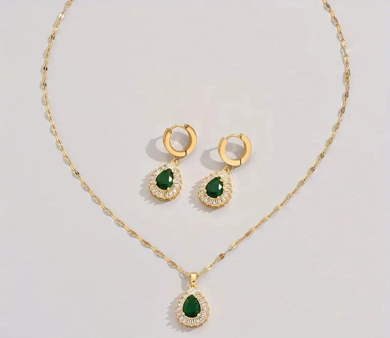 Helena – Emerald set with gold accents.