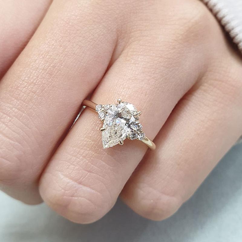 Clarissa – Pear Cut Diamond Ring in Gold.