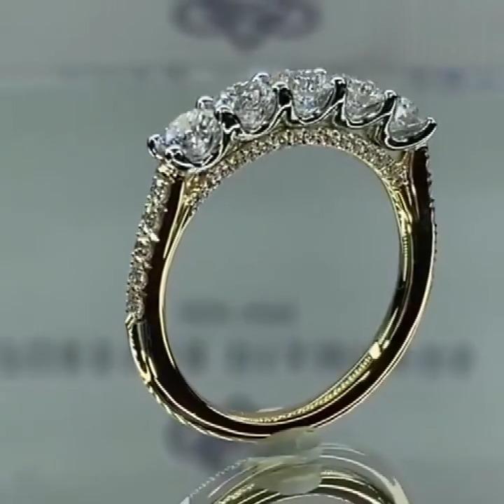 Amélie – Delicate diamond ring with crown decoration.