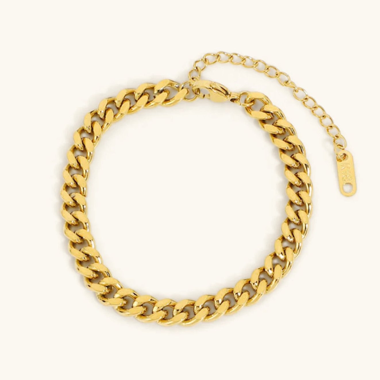Sofia – A delicate gold bracelet with a delicate pendant.