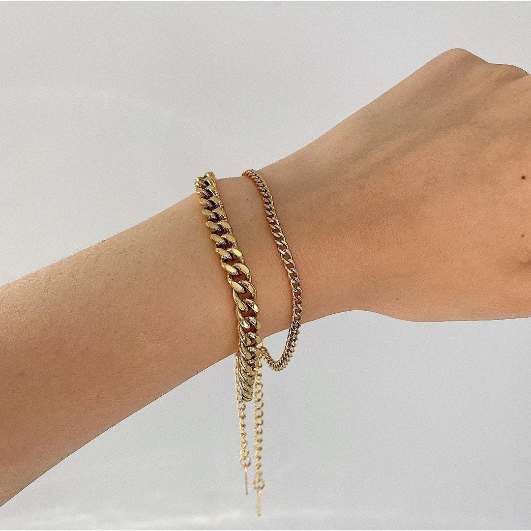 Sofia – A delicate gold bracelet with a delicate pendant.