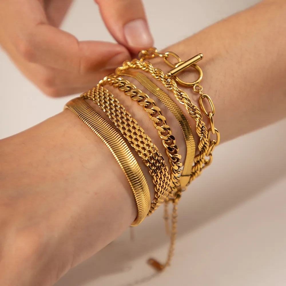 Tereza – Gold bracelet with double chain effect.
