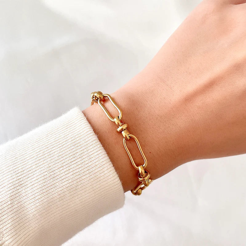 Marisa – Gold bracelet with a delicate double structure.