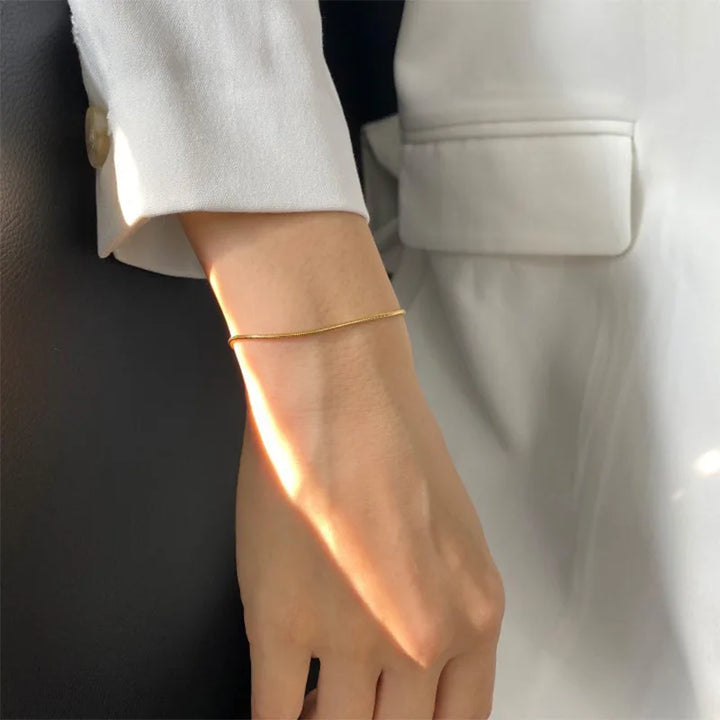 Carina – Gold bracelet with polished platinum frame.