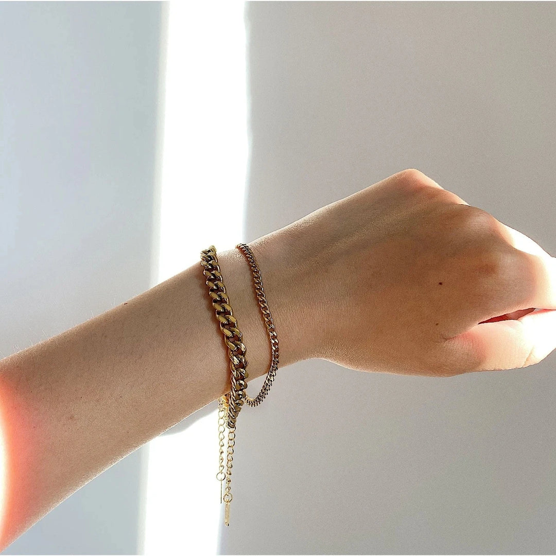Sofia – A delicate gold bracelet with a delicate pendant.