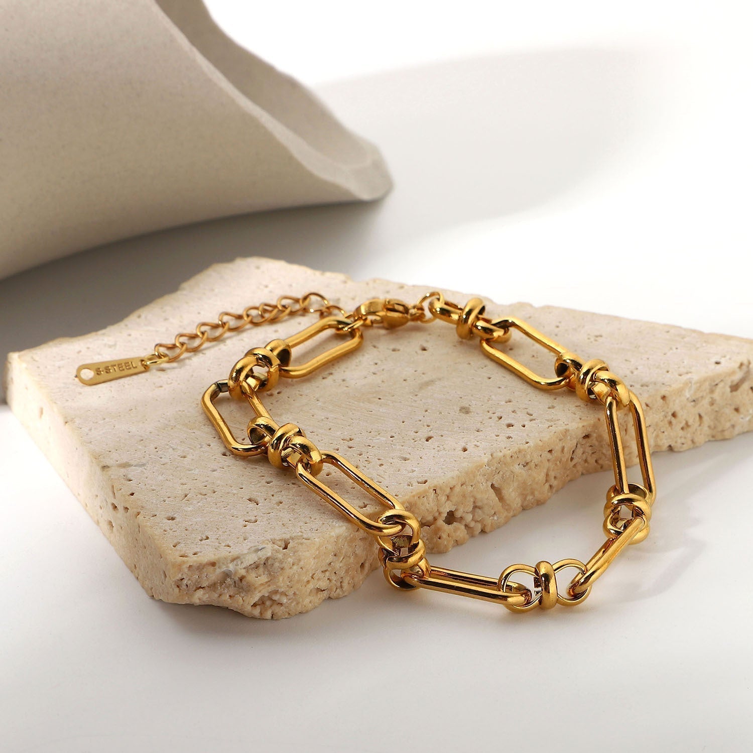 Marisa – Gold bracelet with a delicate double structure.