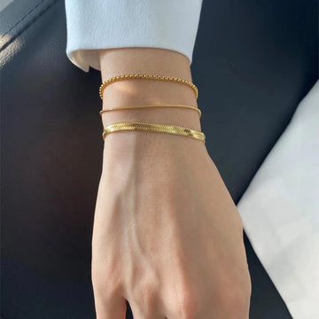 Carina – Gold bracelet with polished platinum frame.