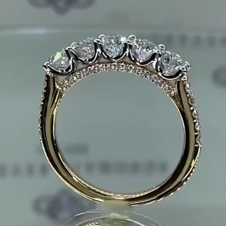 Amélie – Delicate diamond ring with crown decoration.