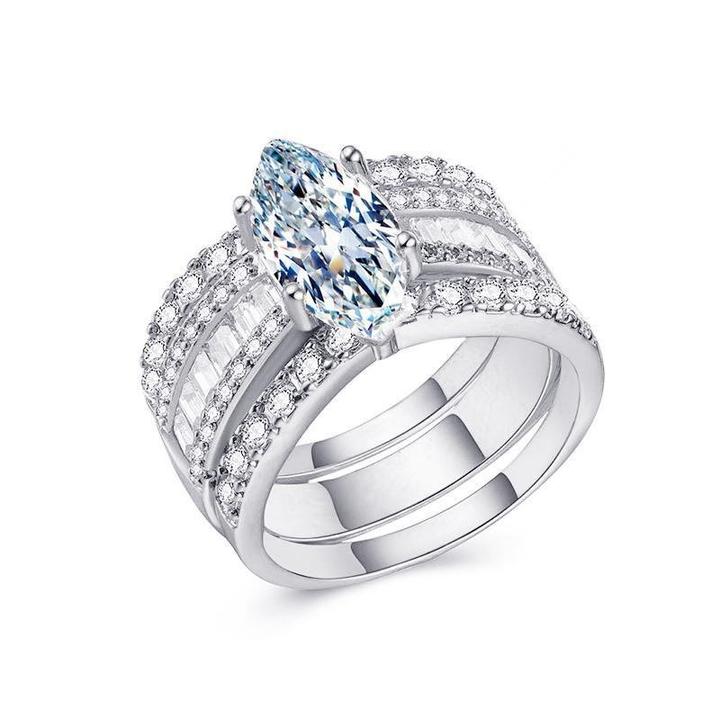 Veronika – Ring with diamonds and gold details.