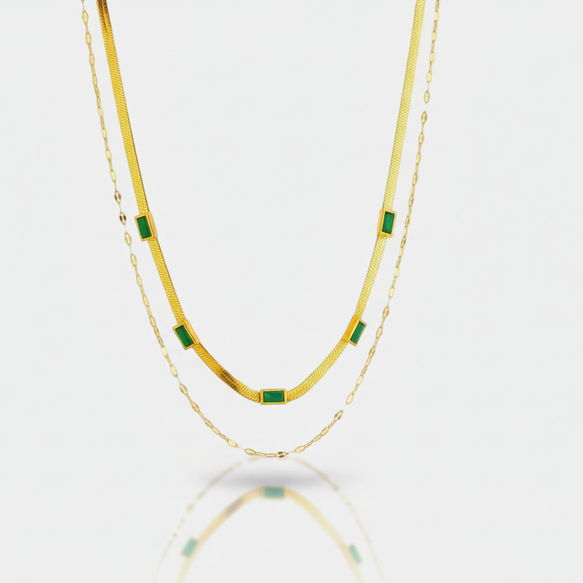Annelie – Necklace with emerald and gold details.