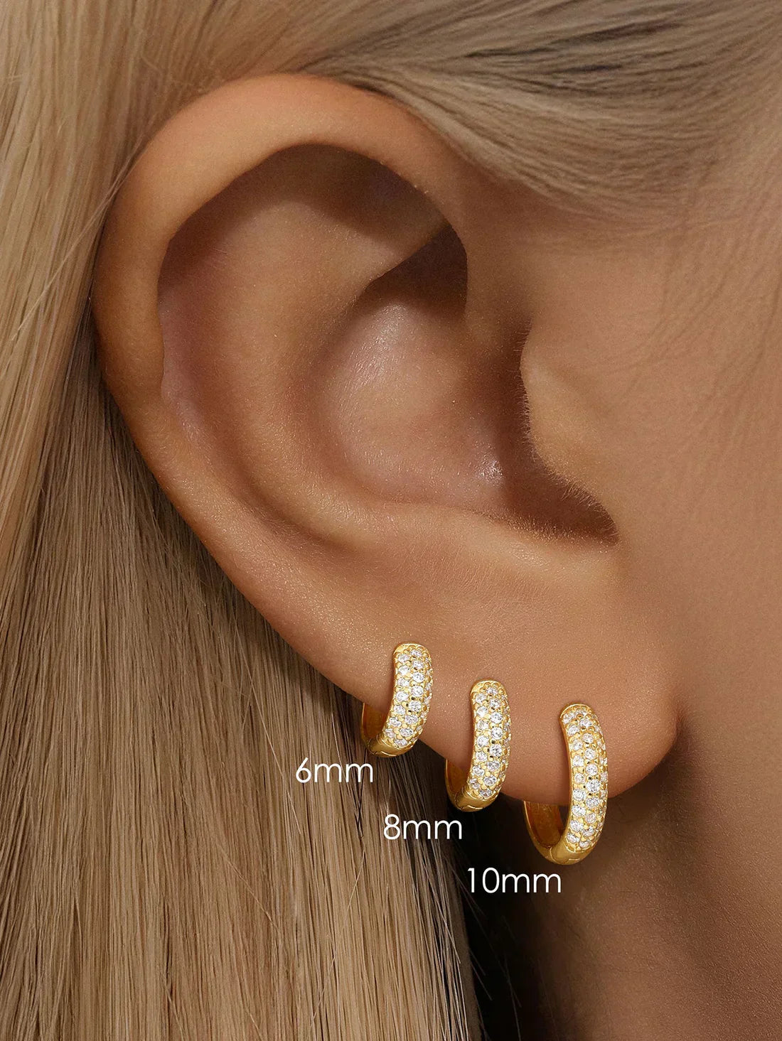 Sina – Gold earrings with minimalist elegance.