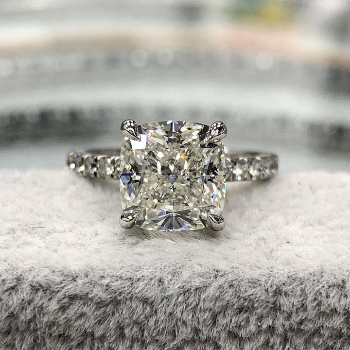 Iris – Diamond ring with oval stone.