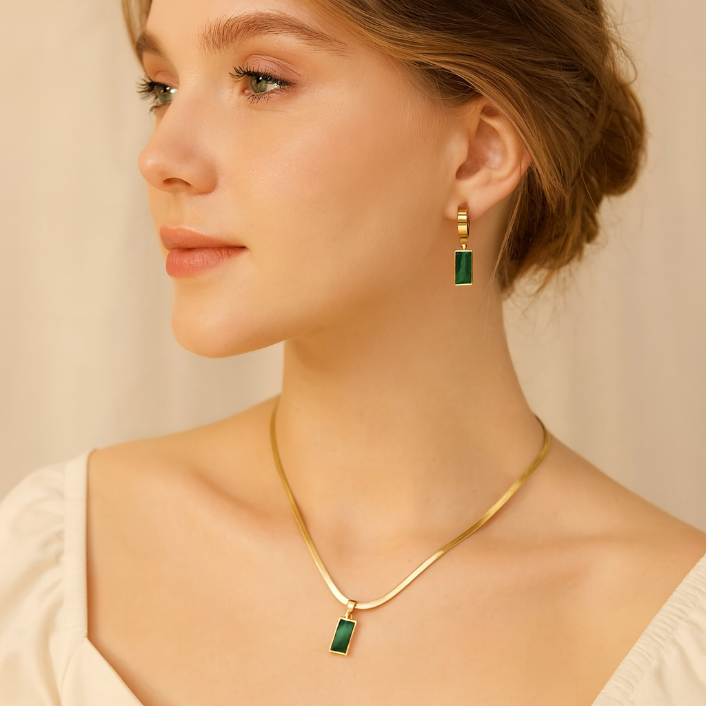 Victoria – Gold jewelry with emeralds.