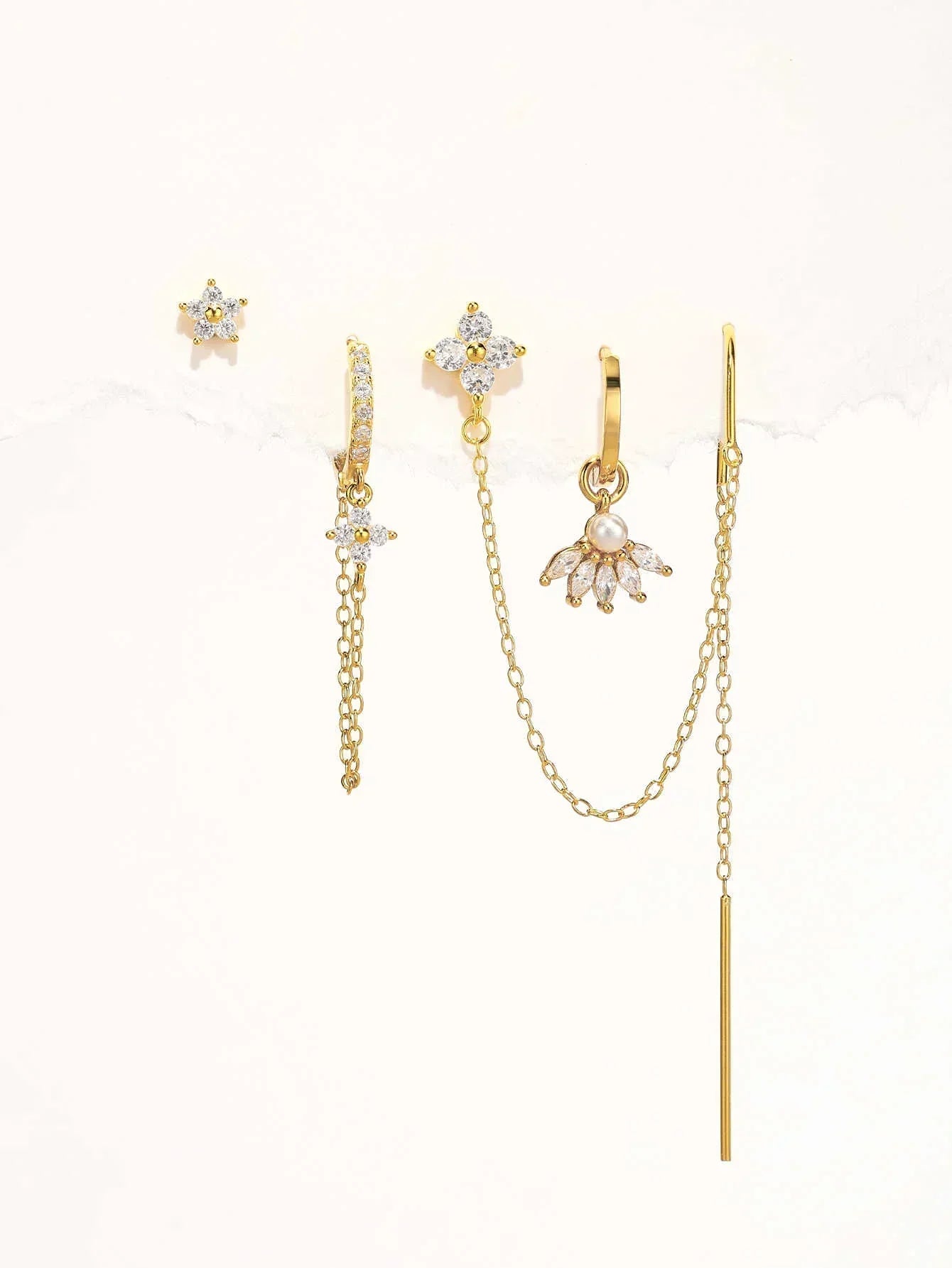 Clarissa – Gold earrings with a delicate square shape.