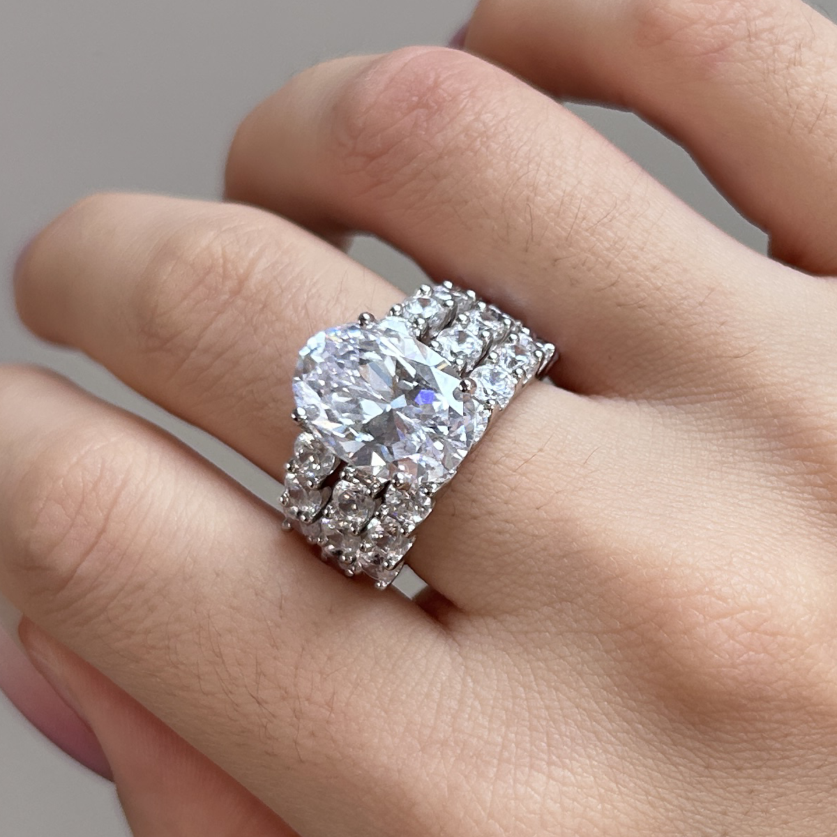 Greta – Silver ring with diamonds and ornament.