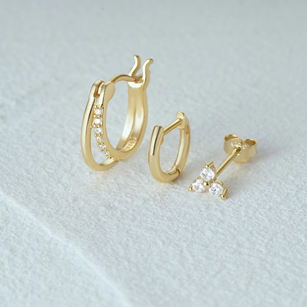 Amálie – Orecchini in oro dal movimento delicato.