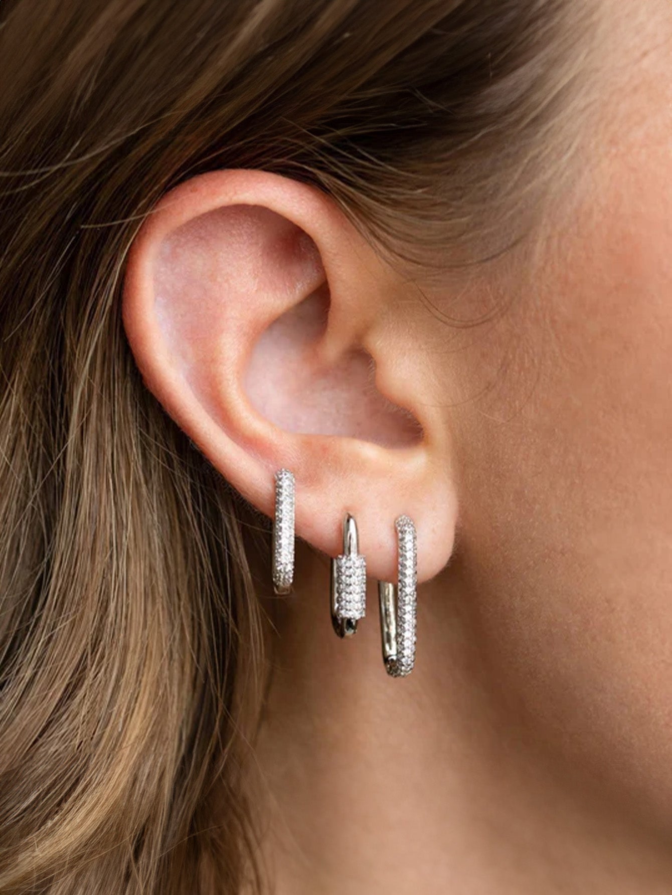 Lara - Gold earrings with a delicate curve