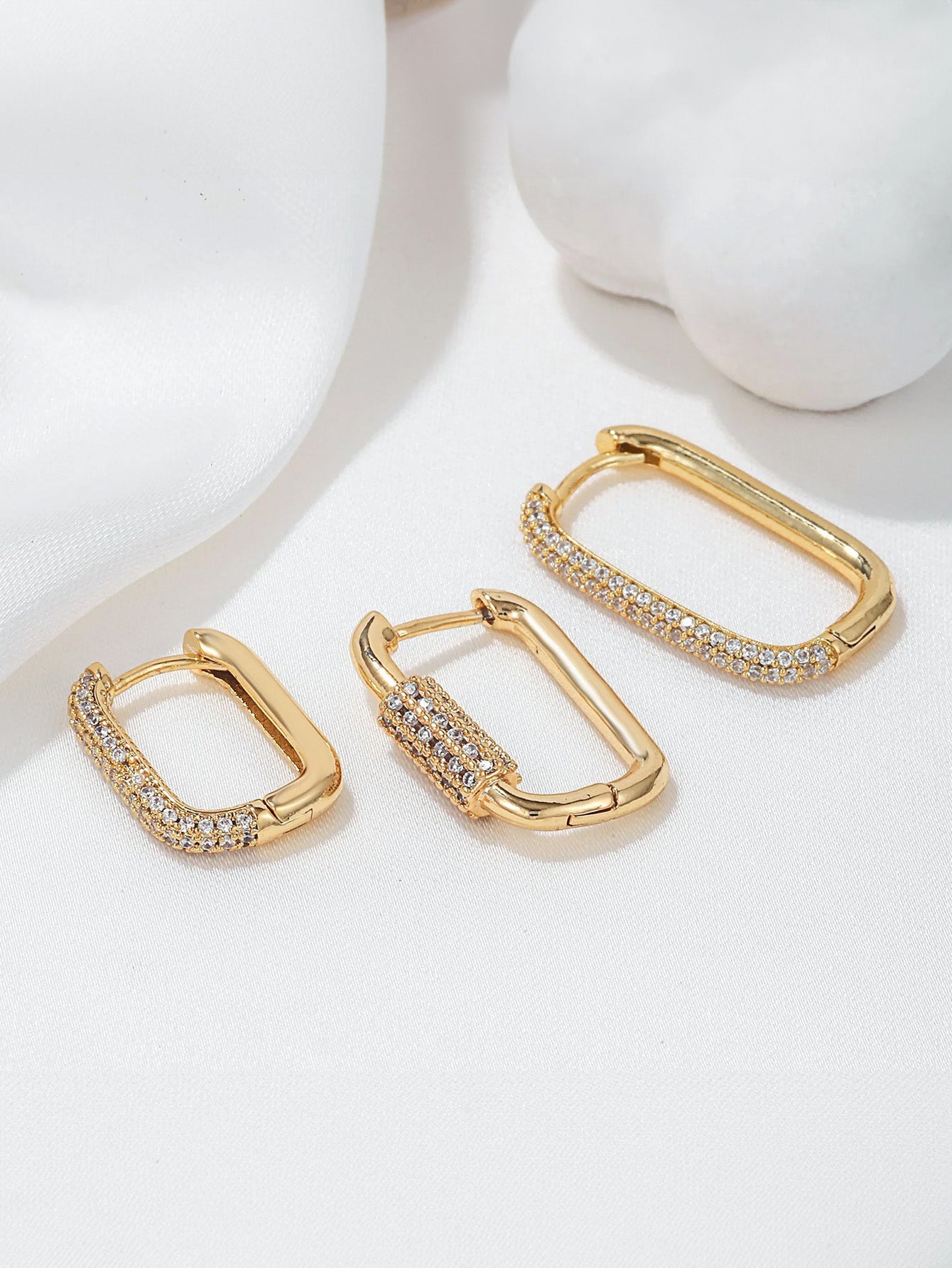 Lara - Gold earrings with a delicate curve