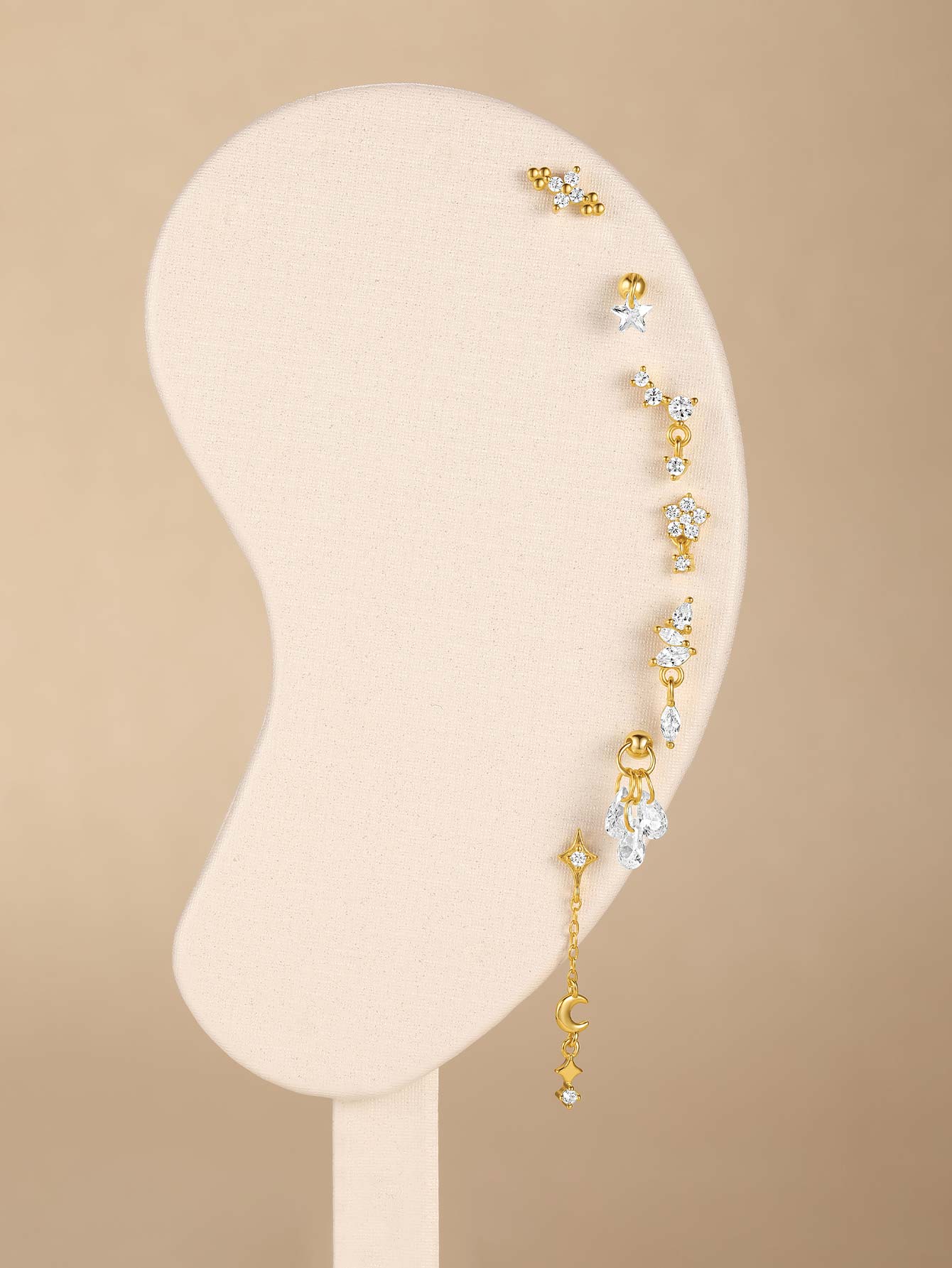 Lina – golden earrings with a filigree curvature.
