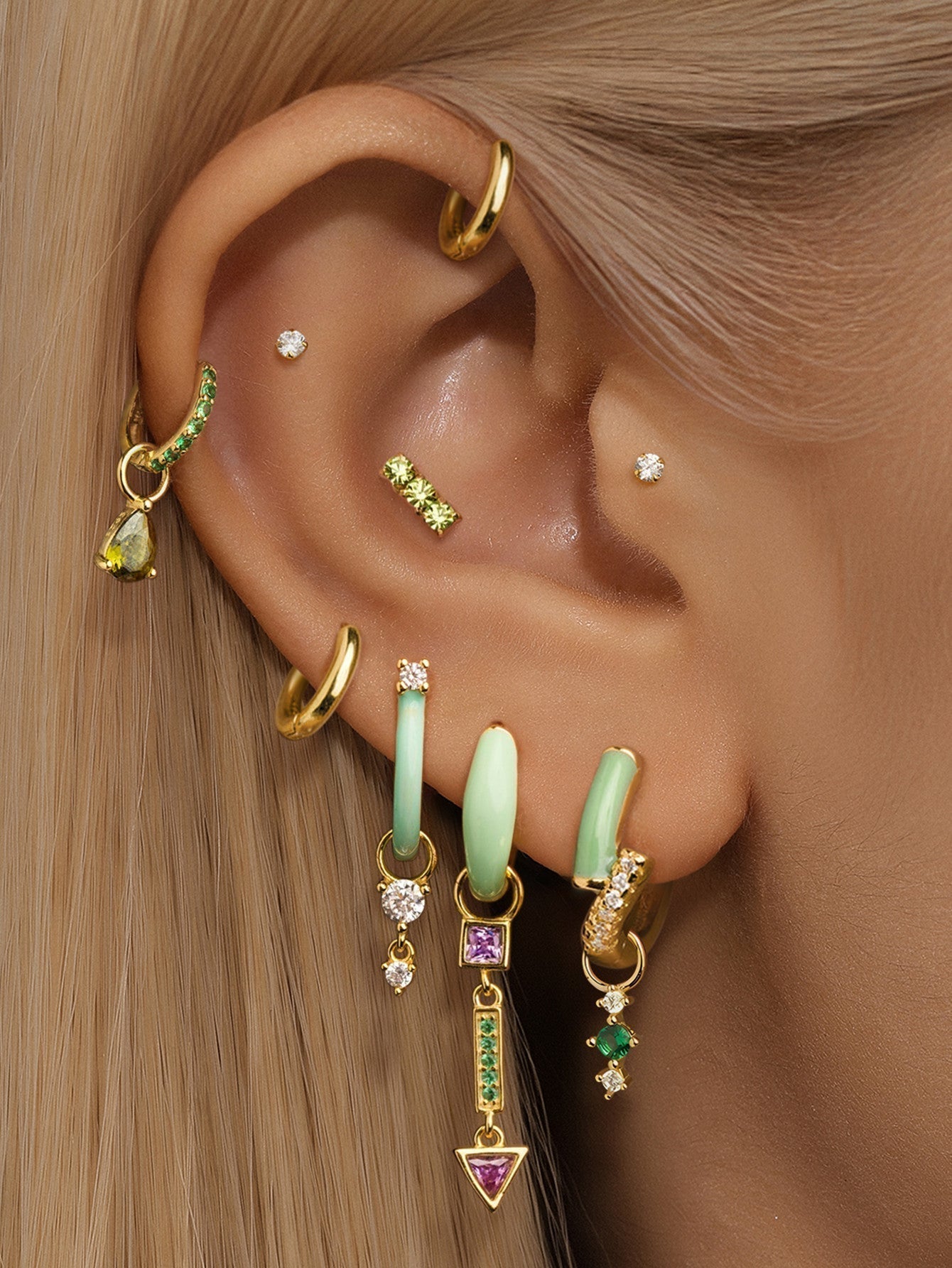Marta – Gold earrings with a timeless shape.