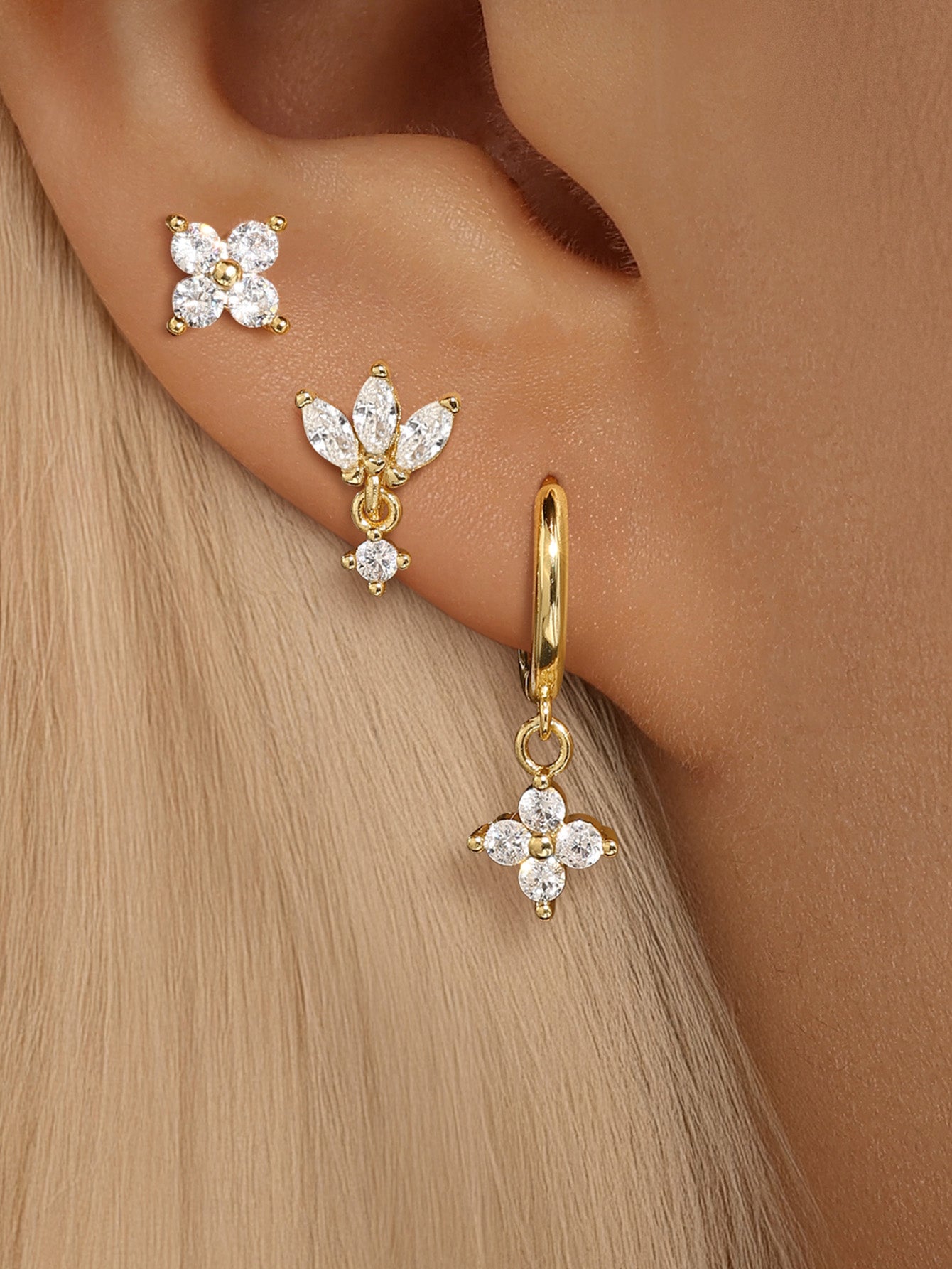 Marina – Delicate gold earrings with a gentle movement.