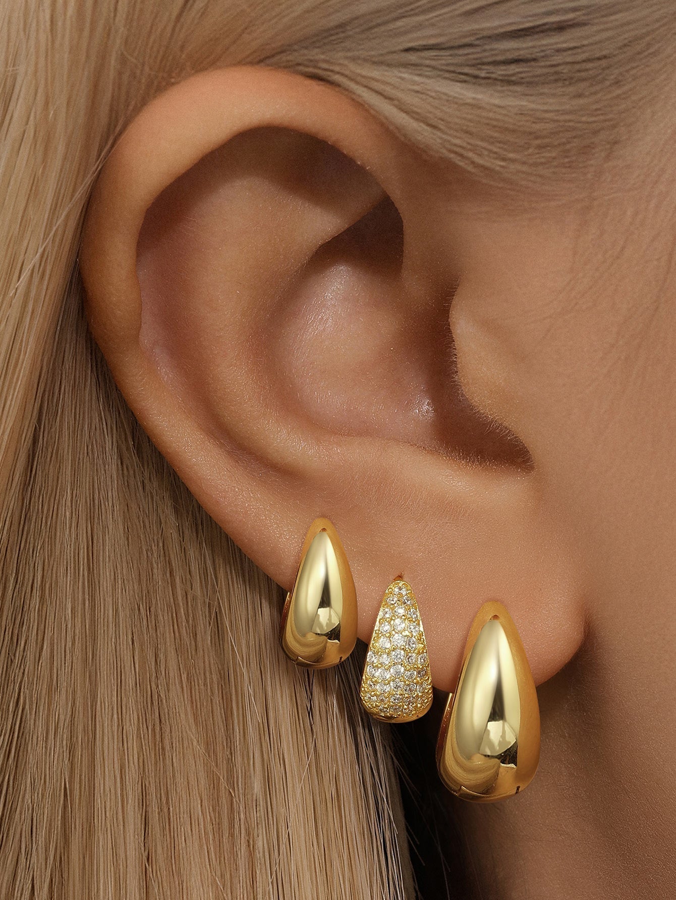 Rosalie – Delicate gold earrings with a curved structure.