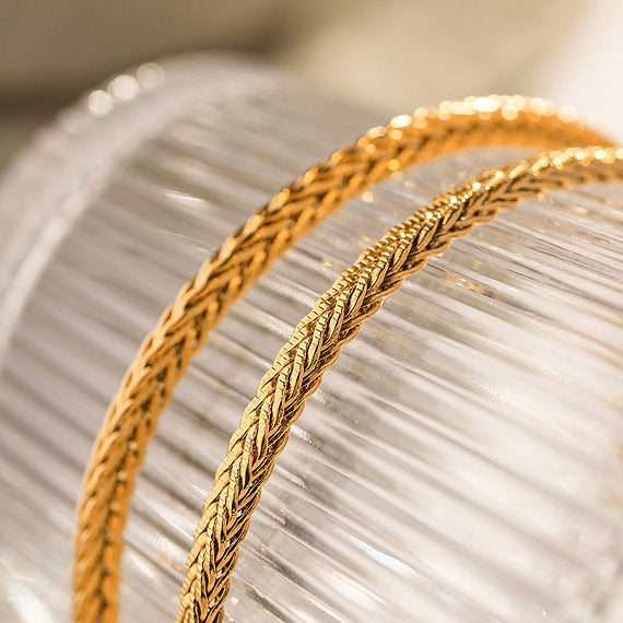 Kateřina – Un delicato bracciale in oro dal design semplice.