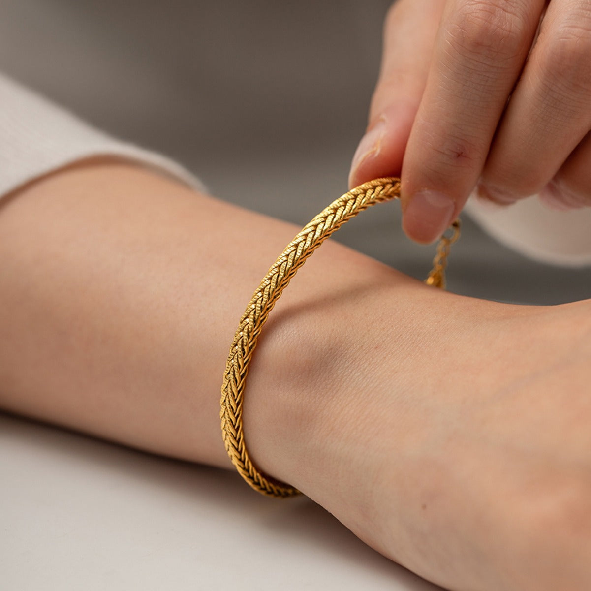 Kateřina – Un delicato bracciale in oro dal design semplice.