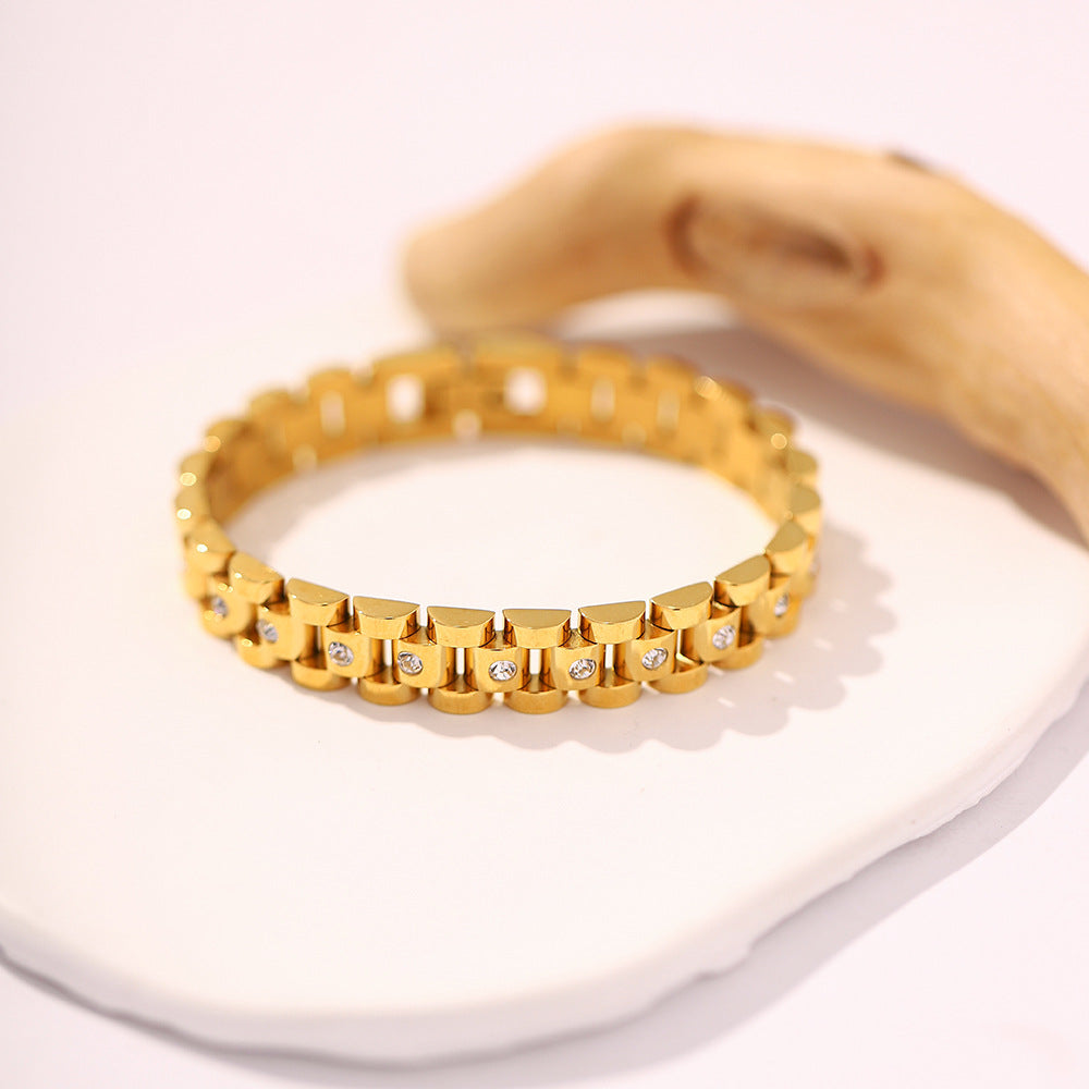 Amira – Gold bracelet with rough link structure.