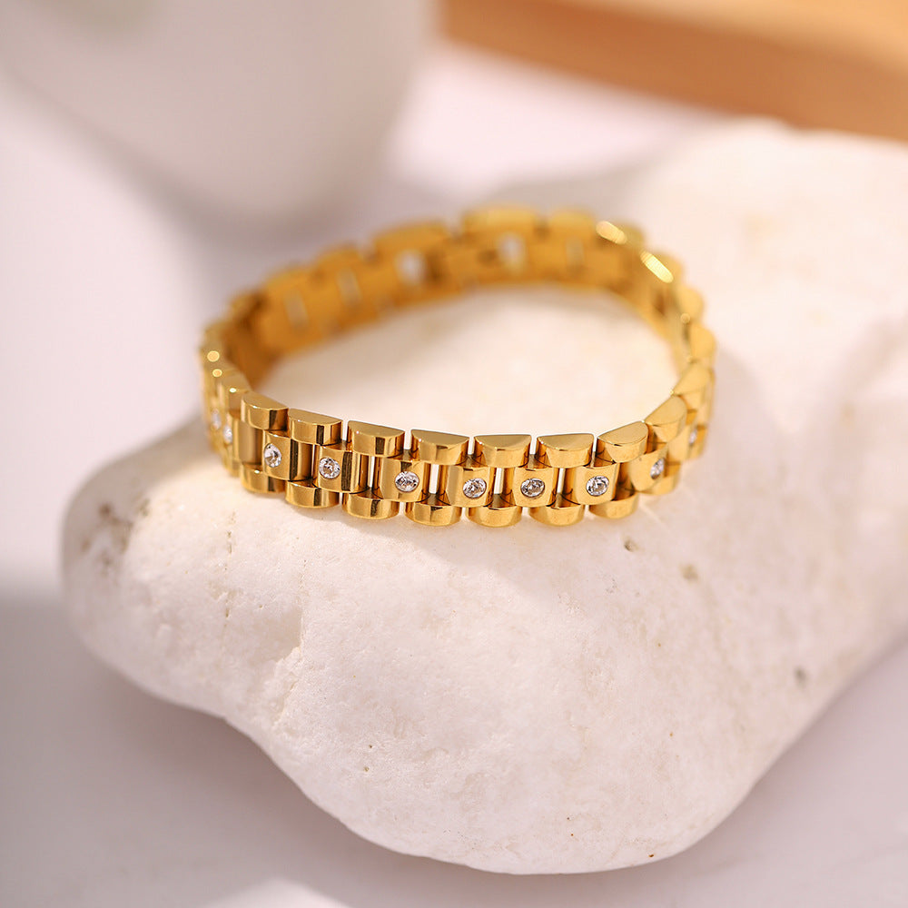 Amira – Gold bracelet with rough link structure.