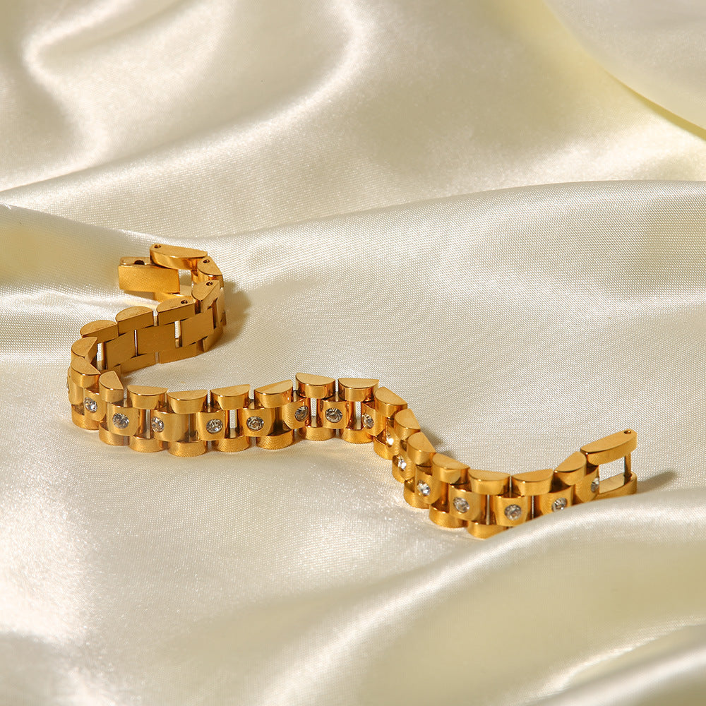 Amira – Gold bracelet with rough link structure.