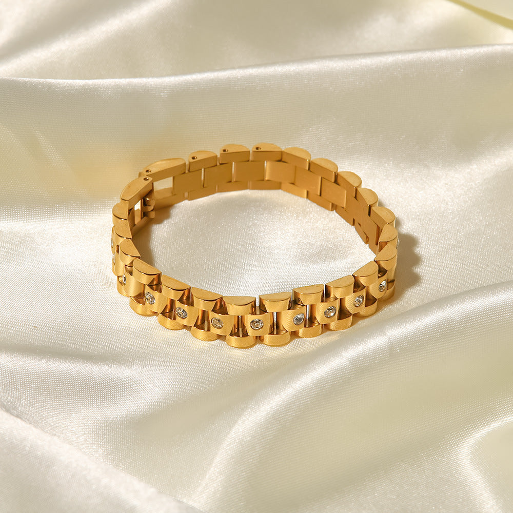 Amira – Gold bracelet with rough link structure.