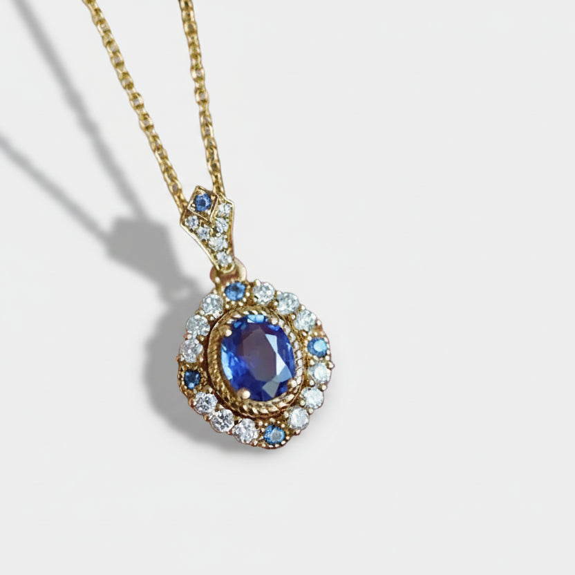 Larisa – Ring with gold and sapphire setting.