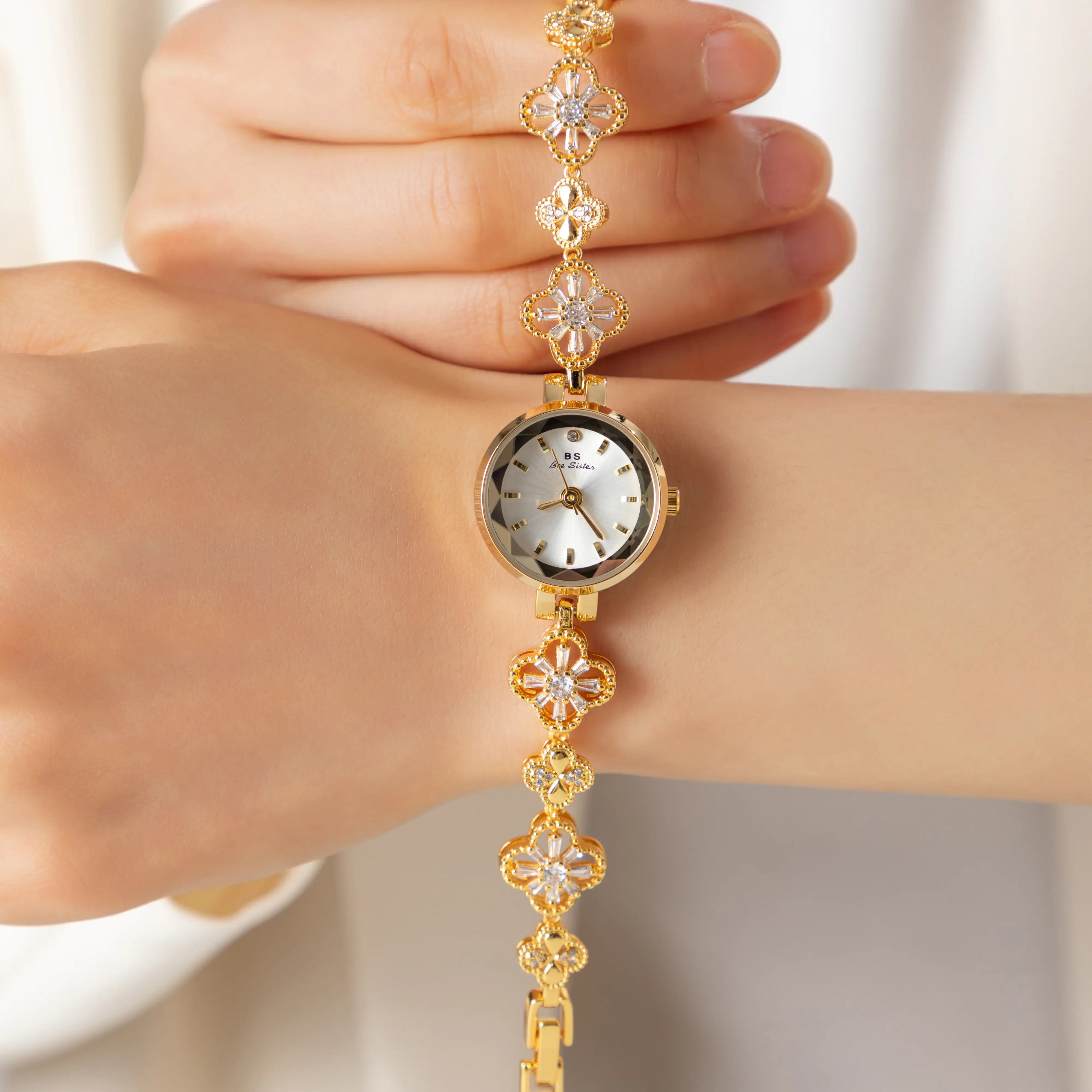 Elina – Orologio in oro con bracciale a fiori.
